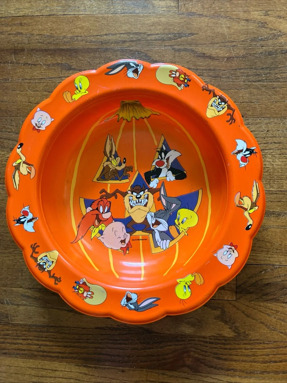 Vintage 1996 Looney Tunes Halloween Plastic Trick or Treat Candy Bowl